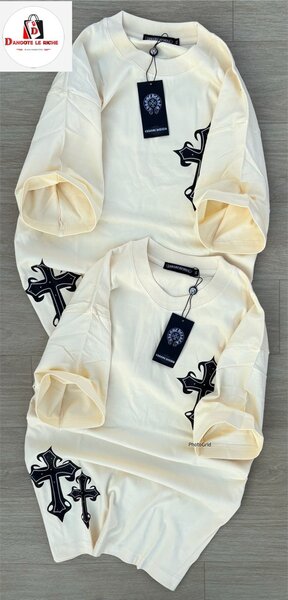 T-shirt blanc avec croix brodée