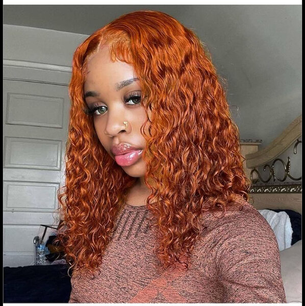 Perruque bouclée colorée