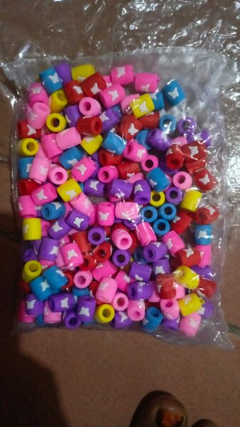 Perles en plastique colorées