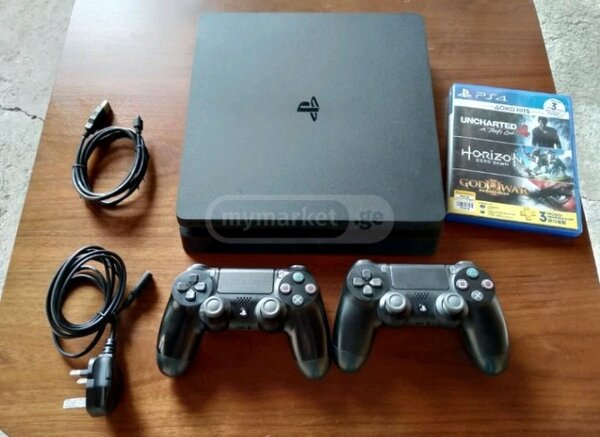 Console PS4 Slim Dorée