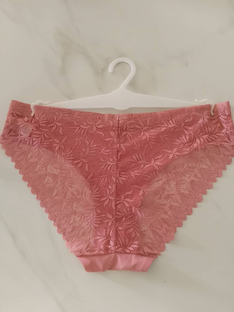 Culotte en dentelle féminine
