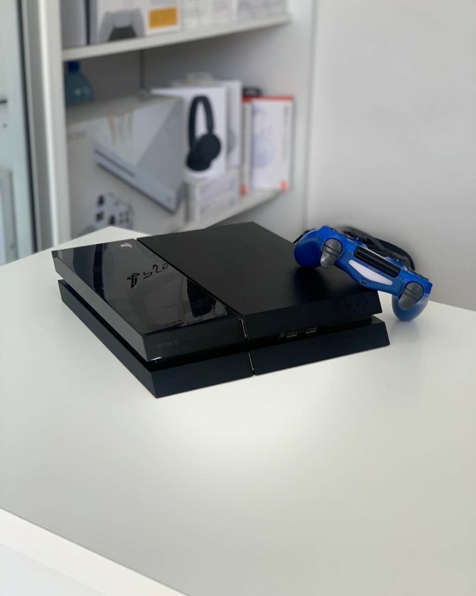 PLAYSTATION 4 STANDARD