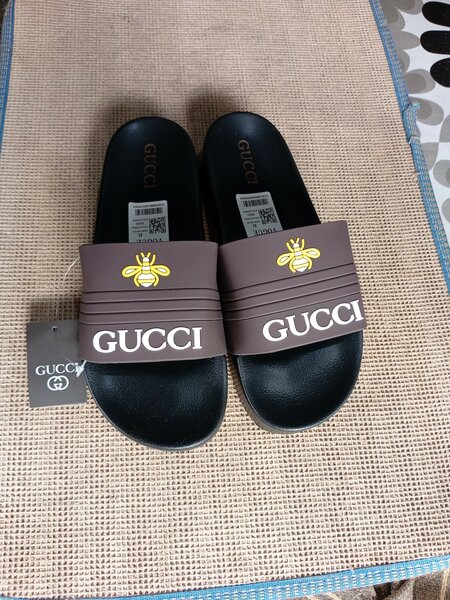 Claquettes Gucci élégantes