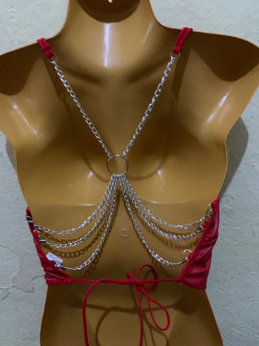 Top rouge sexy avec chaînes