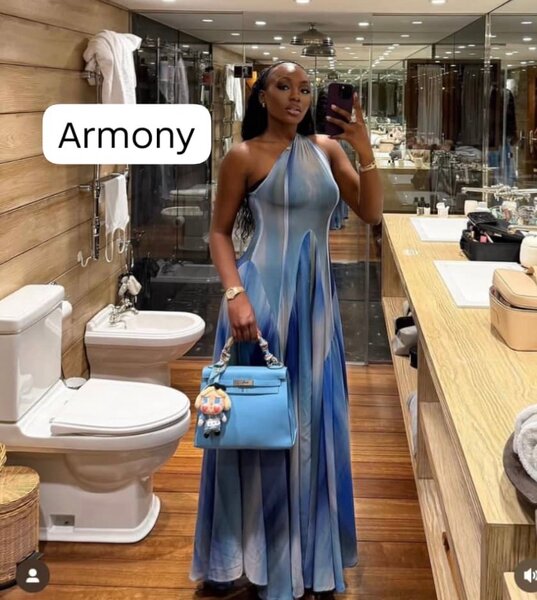 Robe Élégante Asymétrique