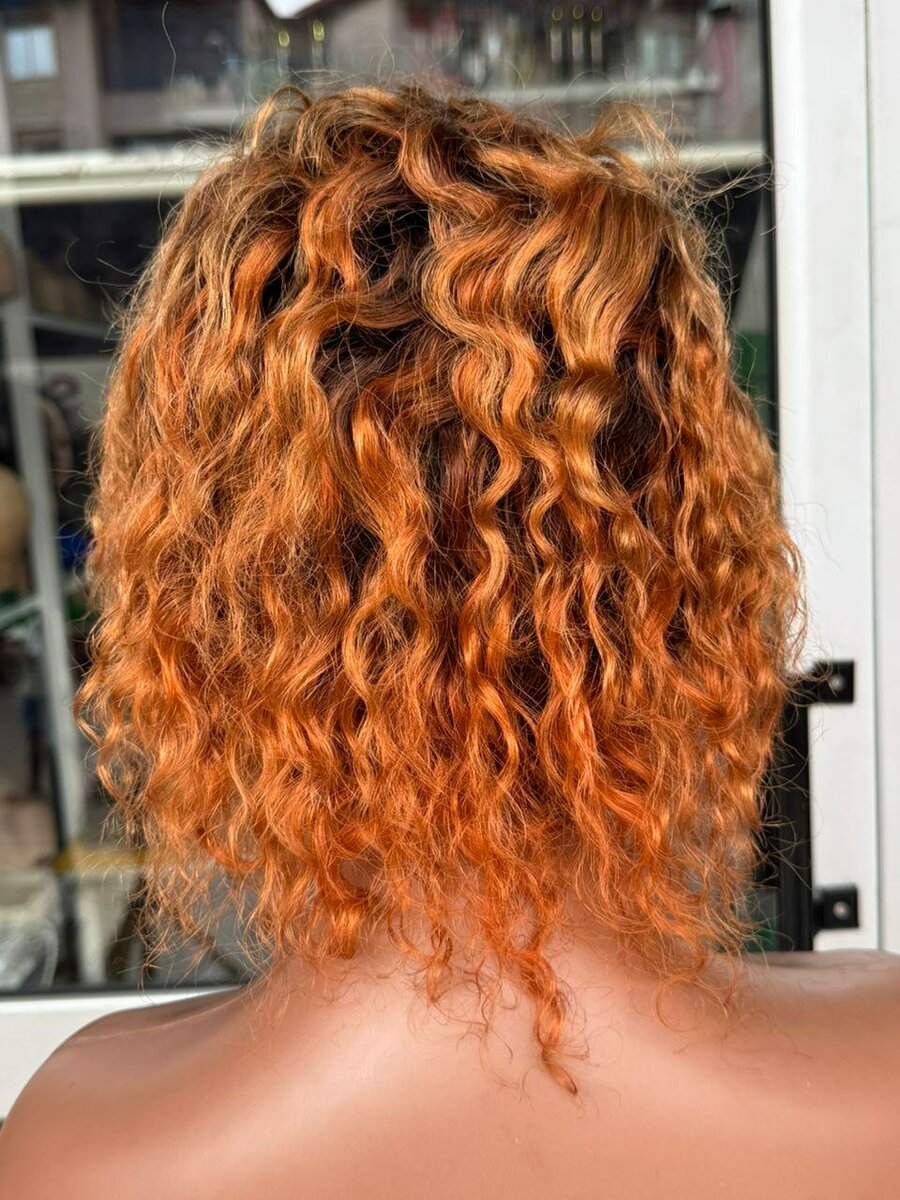 Perruque bouclée flamboyante