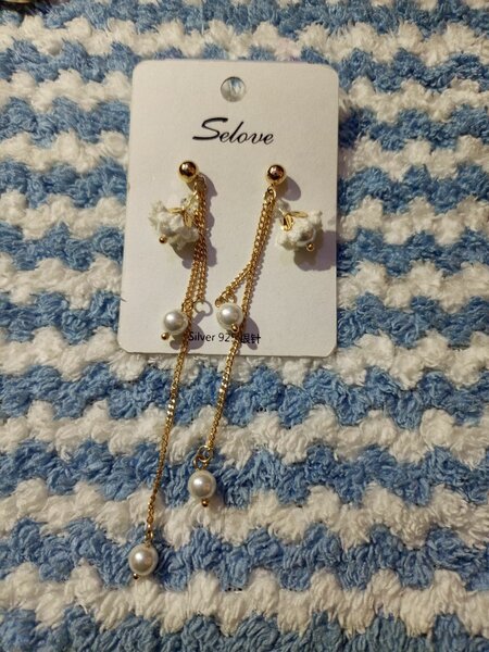 Earing available 35 cedis each