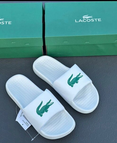 Claquettes Lacoste élégantes