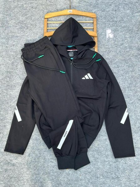 Ensemble de survêtement moderne