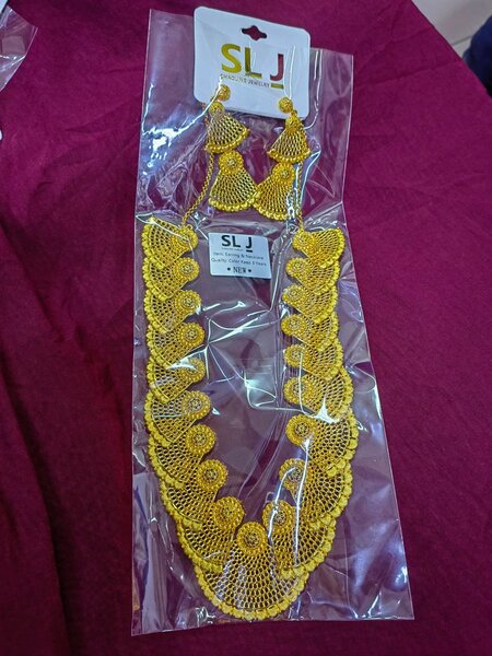 Parure de bijoux dorés élégante