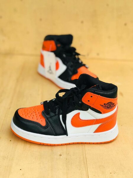 Basket Nike montante, disponible en 25 à 36