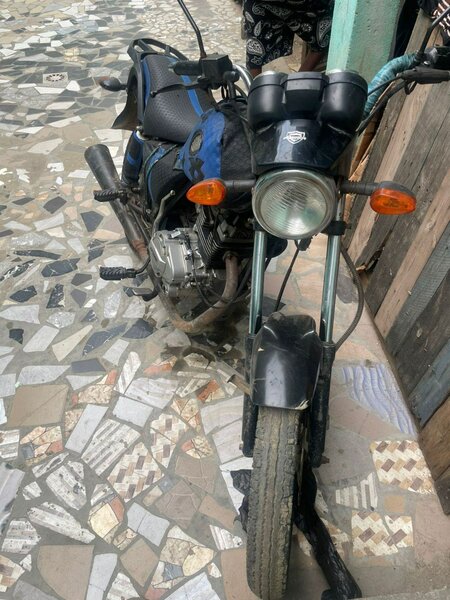 Moto urbaine robuste noire