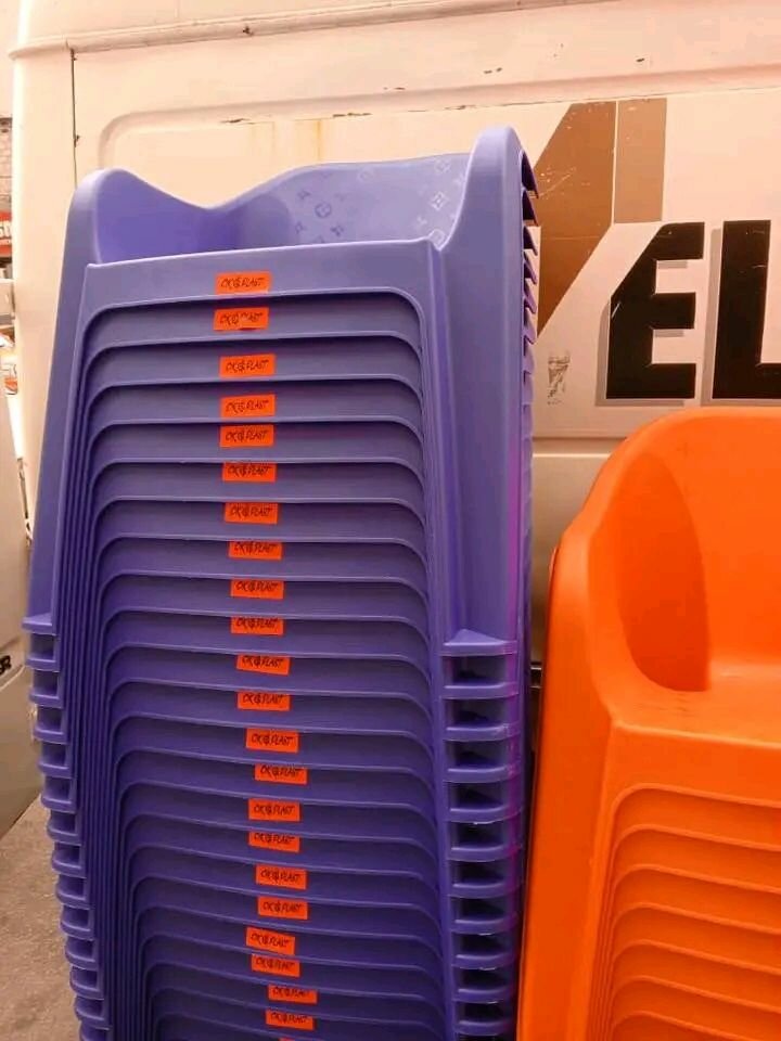Chaises en plastique empilables