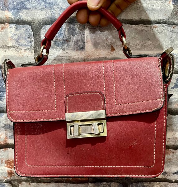 Sac à main en cuir rouge