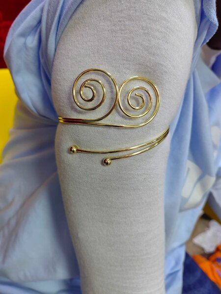 Bracelets de bras élégants dorés