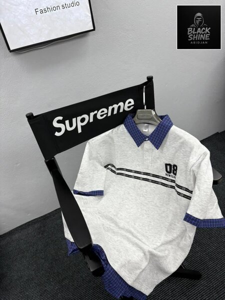 Polo à motifs modernes