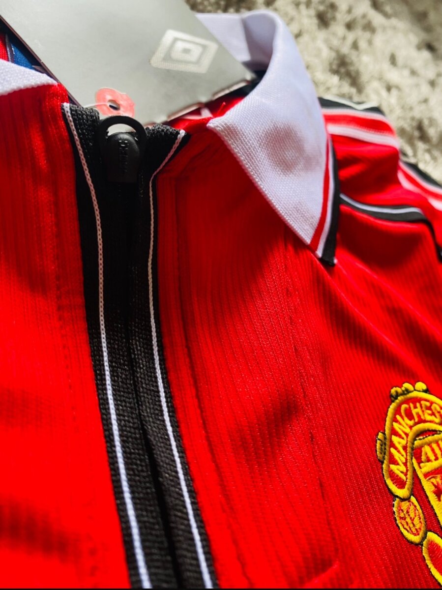 Manchester United 98/99 Umbro home kit