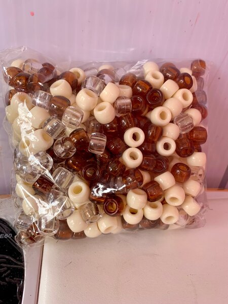 Perles en plastique multicolores
