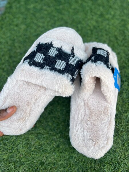 Chaussons fourrés à carreaux noirs-blancs