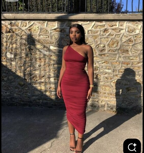 Robe moulante en une épaule