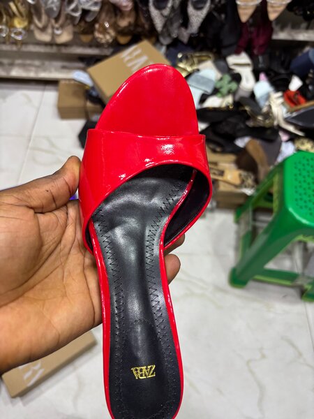 Sandales élégantes festonnées