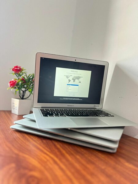 MACBOOK AIR 13.3 INCHES CORE I5 128GB SSD 4GB RAM