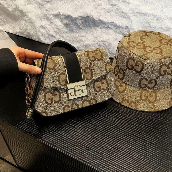 Sac à main et chapeau tendance