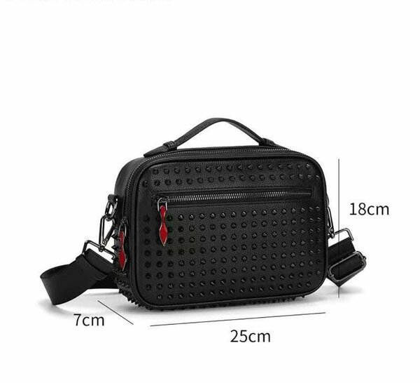 Sac à bandoulière clouté