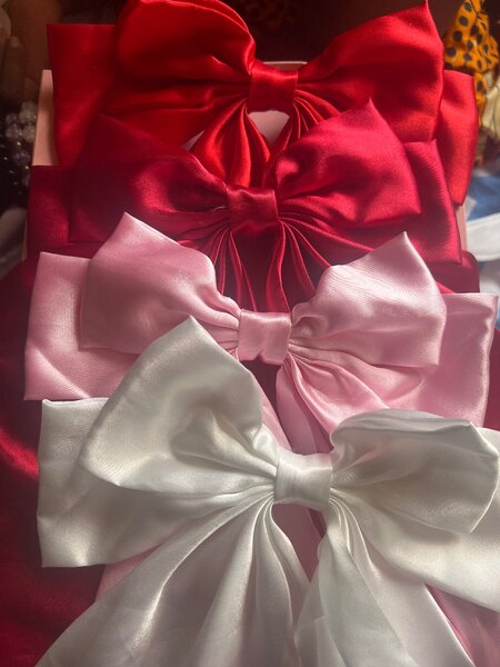 Noeuds en satin colorés