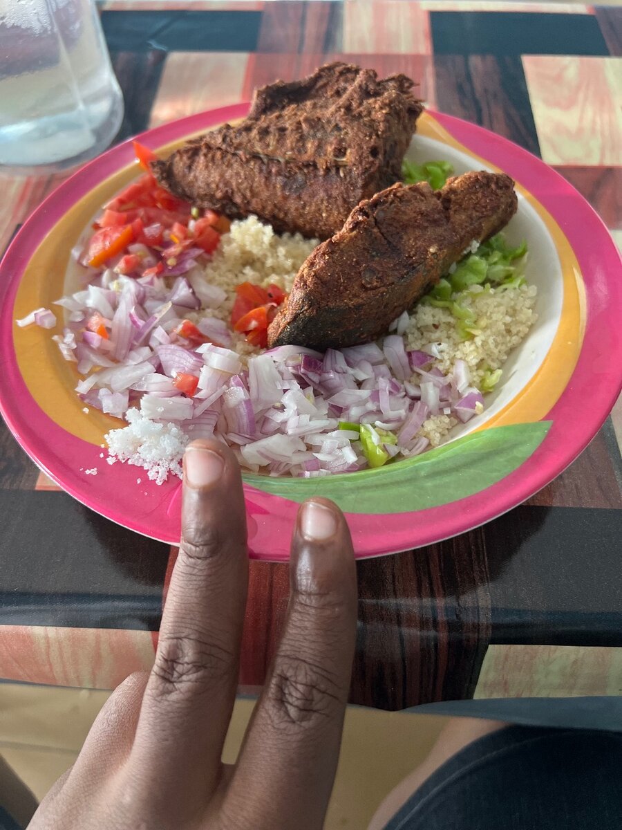 Plat de poisson grillé et quinoa