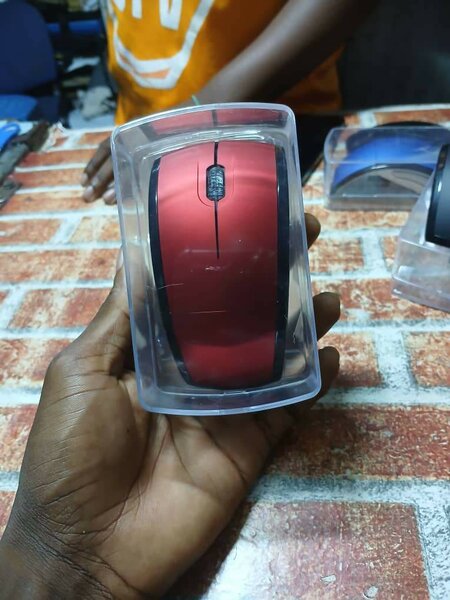 Souris incurvée sans fil prennant des piles