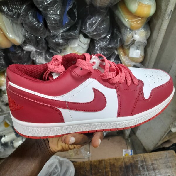 Sneakers rouges et blancs élégants