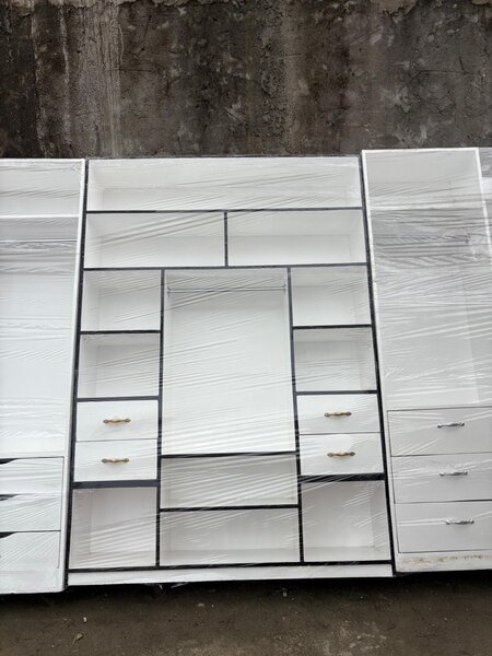 Armoire Moderne avec Étagères