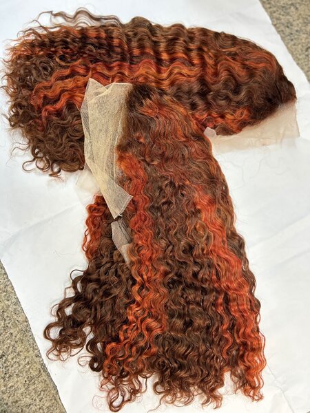 Perruque en dentelle bouclée colorée