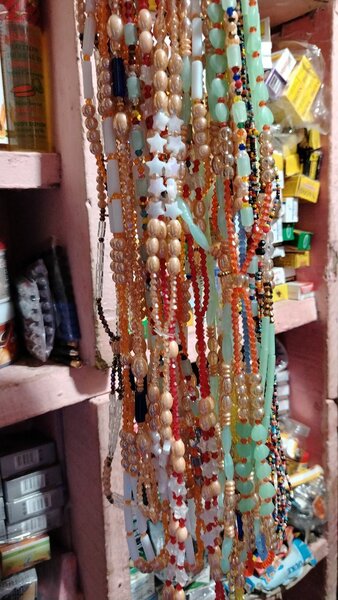 Colliers en perles multicolores