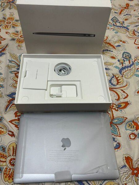 APLLLE MACBOOK AIRE ANNÉE 2020