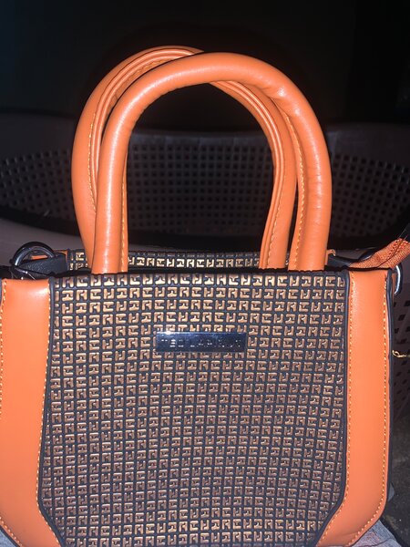 Sac à main élégant noir et orange