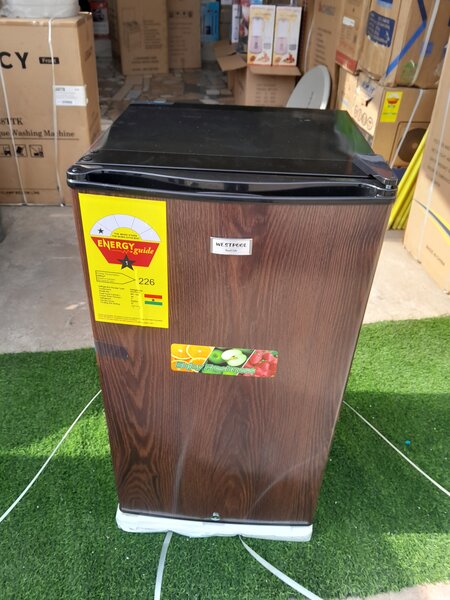 WESTPOOL TABLE TOP SINGLE DOOR FRIDGE 80 LITRES