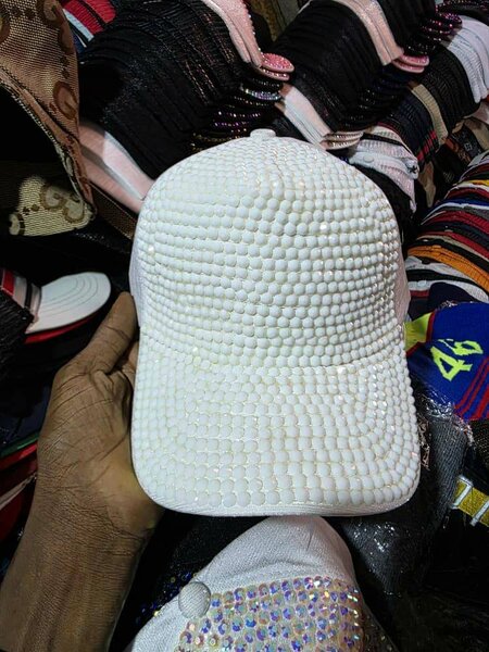 Casquette blanche perles