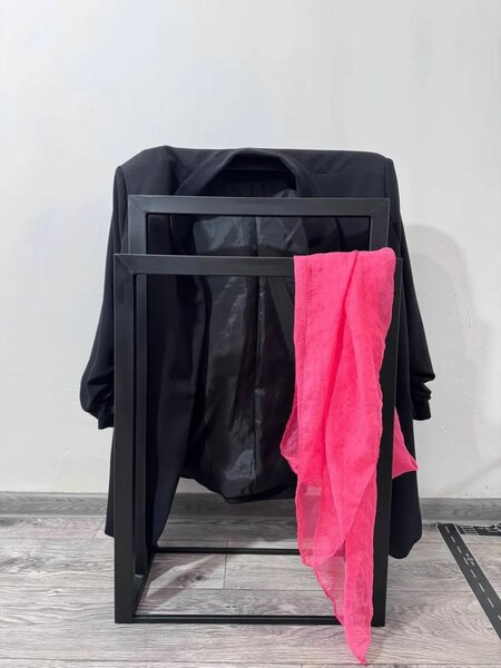 Металлическая вешалка