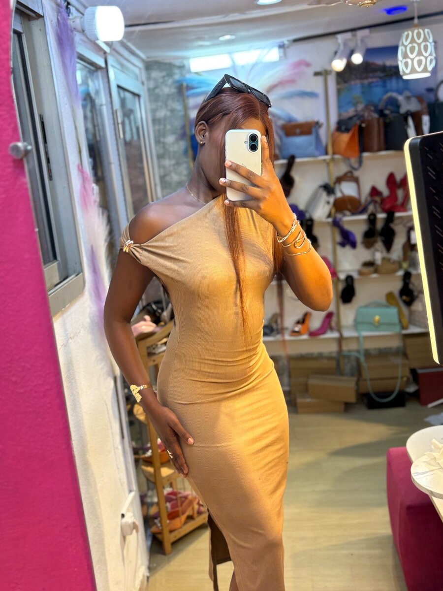 Robe à épaule décolleté