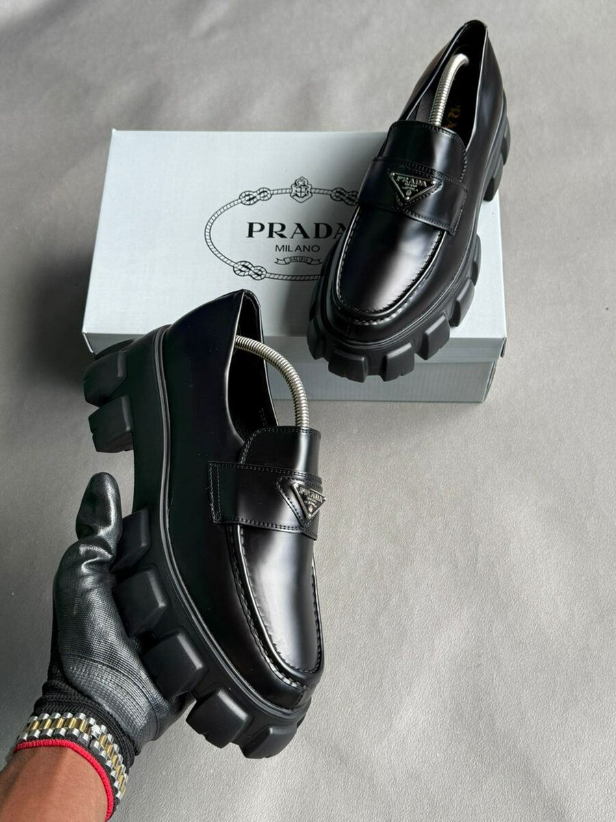 Loafers Prada en cuir noir