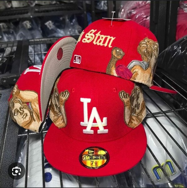 Casquette rouge brodée LA