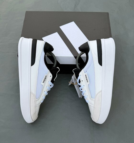 Chaussures Adidas noires et blanches