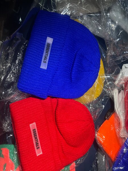 Bonnets en tricot colorés