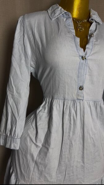 Robe en lin à boutons brillants