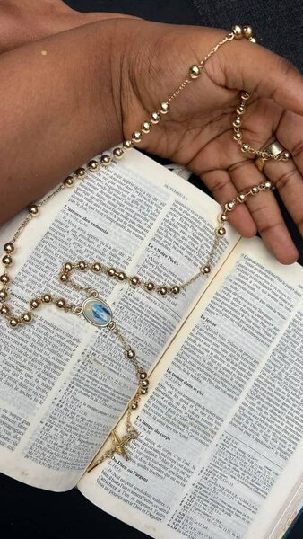 Collier chapelet en perles dorées