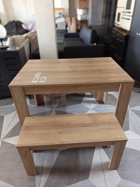 Table en bois avec bancs