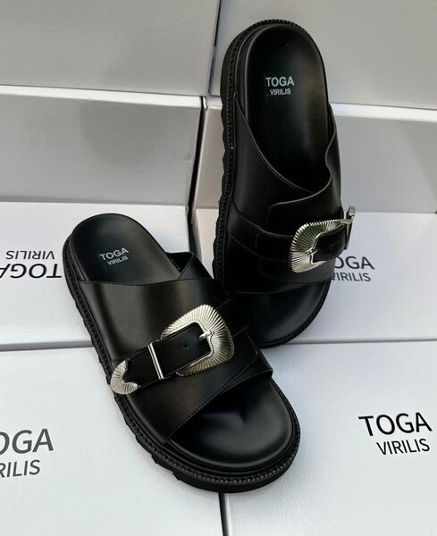 Sandales TOGA VIRILIS en cuir noir