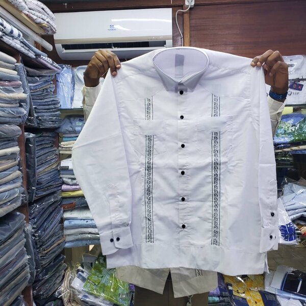 Chemise élégante brodée homme